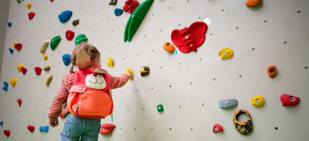 Mädchen in der ÖAV Kletterhalle in der Berg-Schule Großarl © Gruber