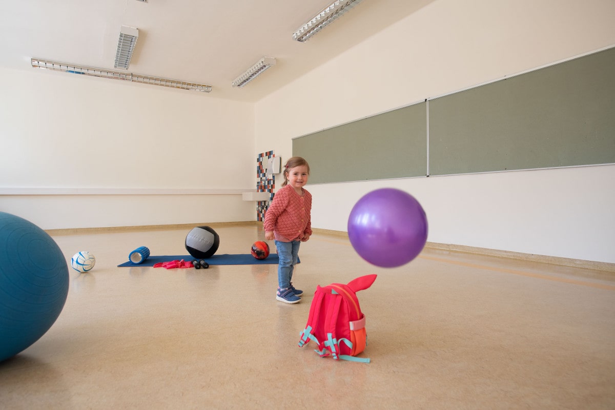 Mädchen im Bewegungsraum in der Berg-Schule Großarl © Gruber