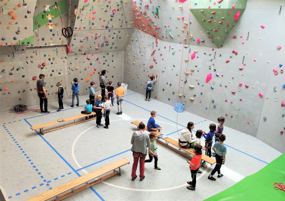 Klettern in der Kletterhalle in der Berg-Schule Großarl